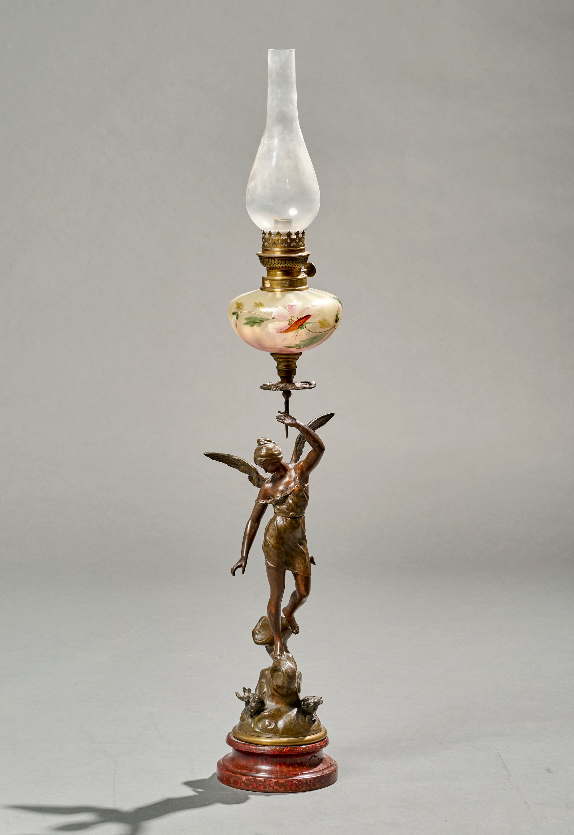 Lampe à pétrole en régule polychromé.
