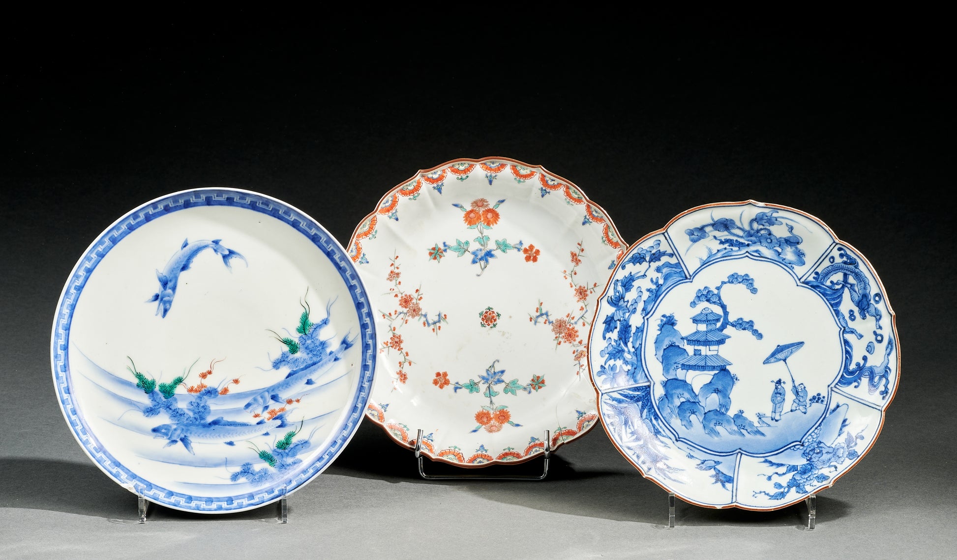 Trois assiettes en porcelaine