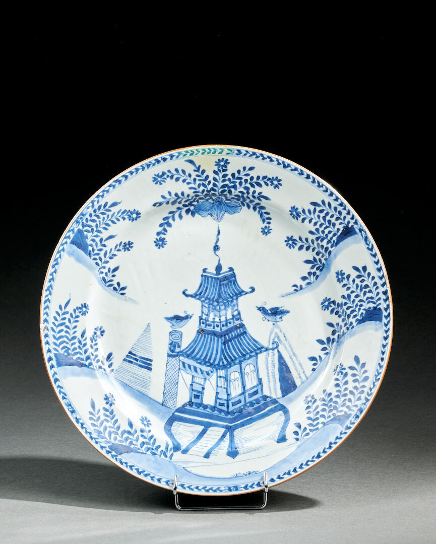 Très grand plat en porcelaine bleu et blanc à décor d'une pagode