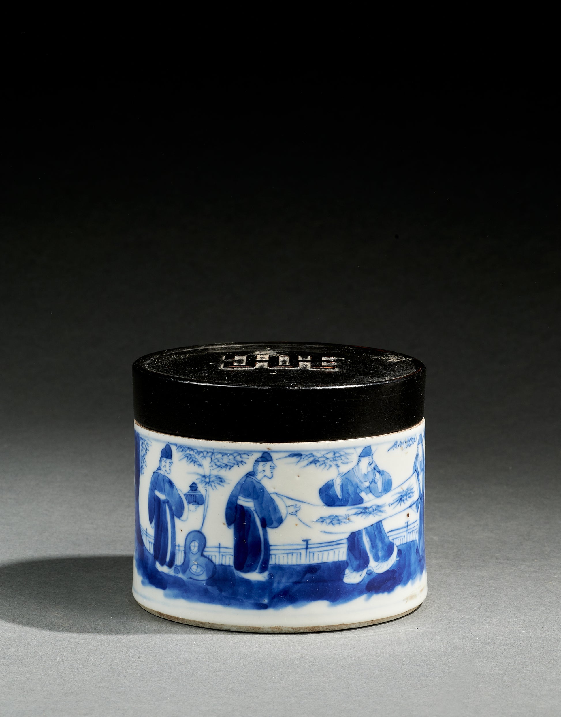 Boite couverte en porcelaine