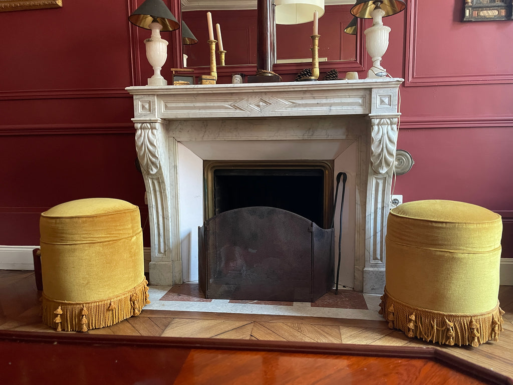 Paire de poufs en velours jaune et passementerie pouvant former une paire de bouts de canapé. Grande décoration
