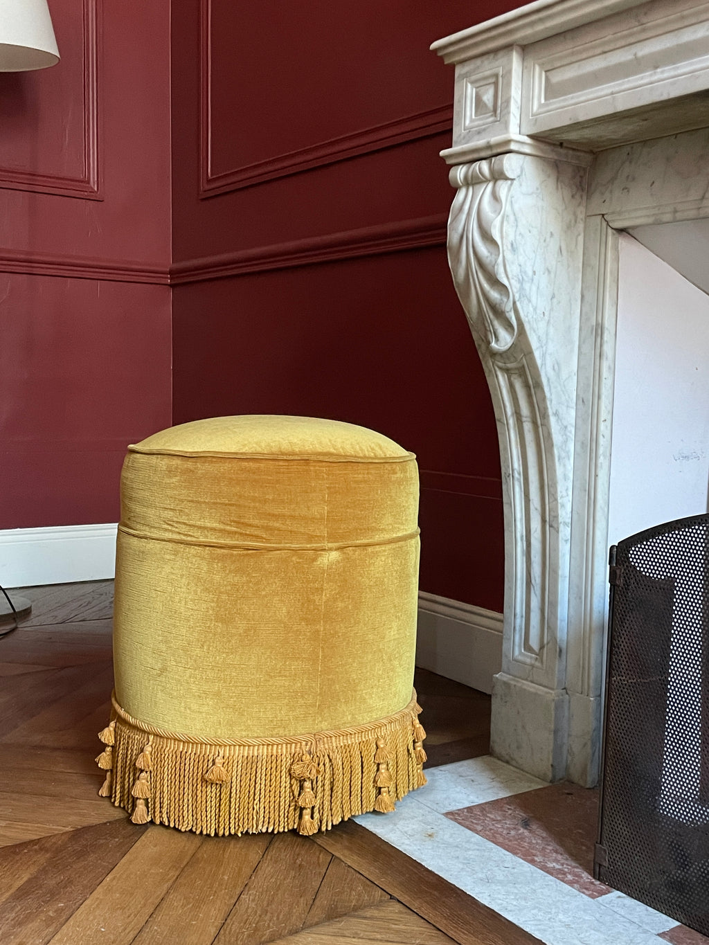 Paire de poufs en velours jaune et passementerie pouvant former une paire de bouts de canapé. Grande décoration