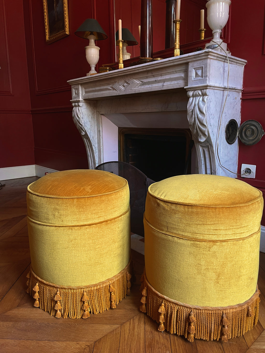 Paire de poufs en velours jaune et passementerie pouvant former une paire de bouts de canapé. Grande décoration