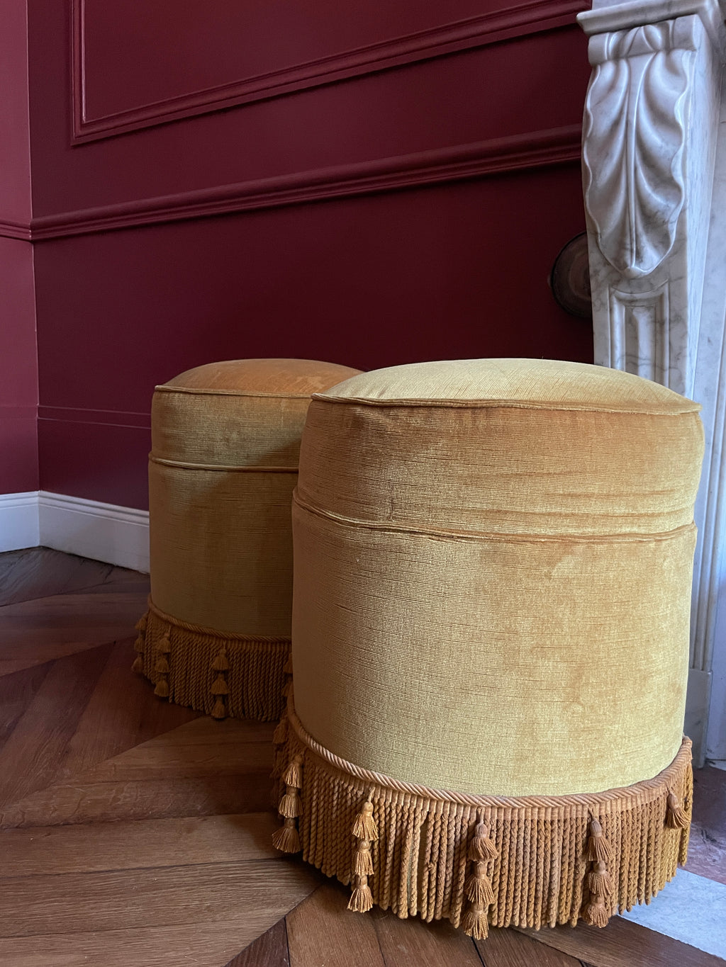 Paire de poufs en velours jaune et passementerie pouvant former une paire de bouts de canapé. Grande décoration